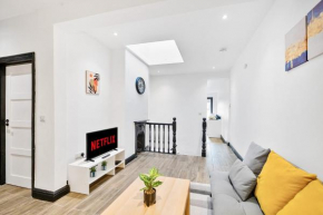 MODERN DUPLEX APARTMENT LOCATED NEAR CITY CENTRE with FREE PARKING, WI FI & NETFLIX BY AI ESTATE GROUP